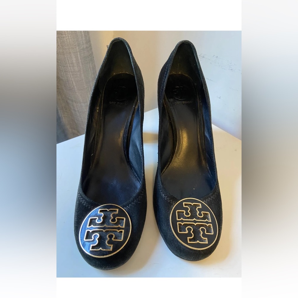 Tory Burch Maddie Black Suede Leather Stacked Pumps Gold Accent Size 10m.